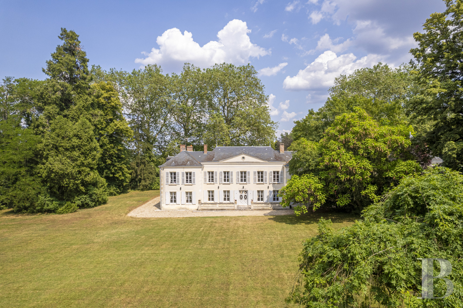 Au sud du Loiret, à Bonny-sur-Loire, un château d’inspiration Directoire entouré de bois - photo  n°2